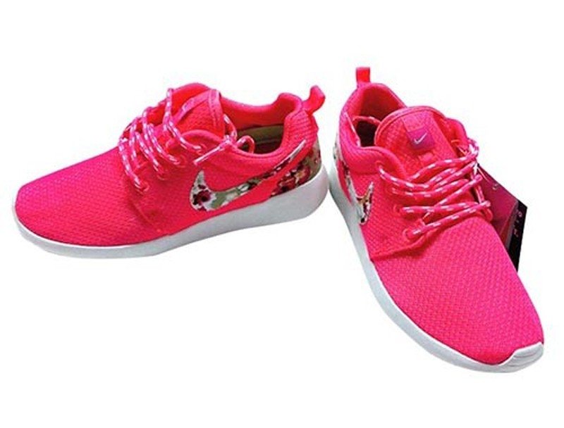 Найки с цветами. Nike Roshe Run Custom. Nike Shoes Baby Red. Кроссовки найк с цветочками. Розовые кроссовки мужские.